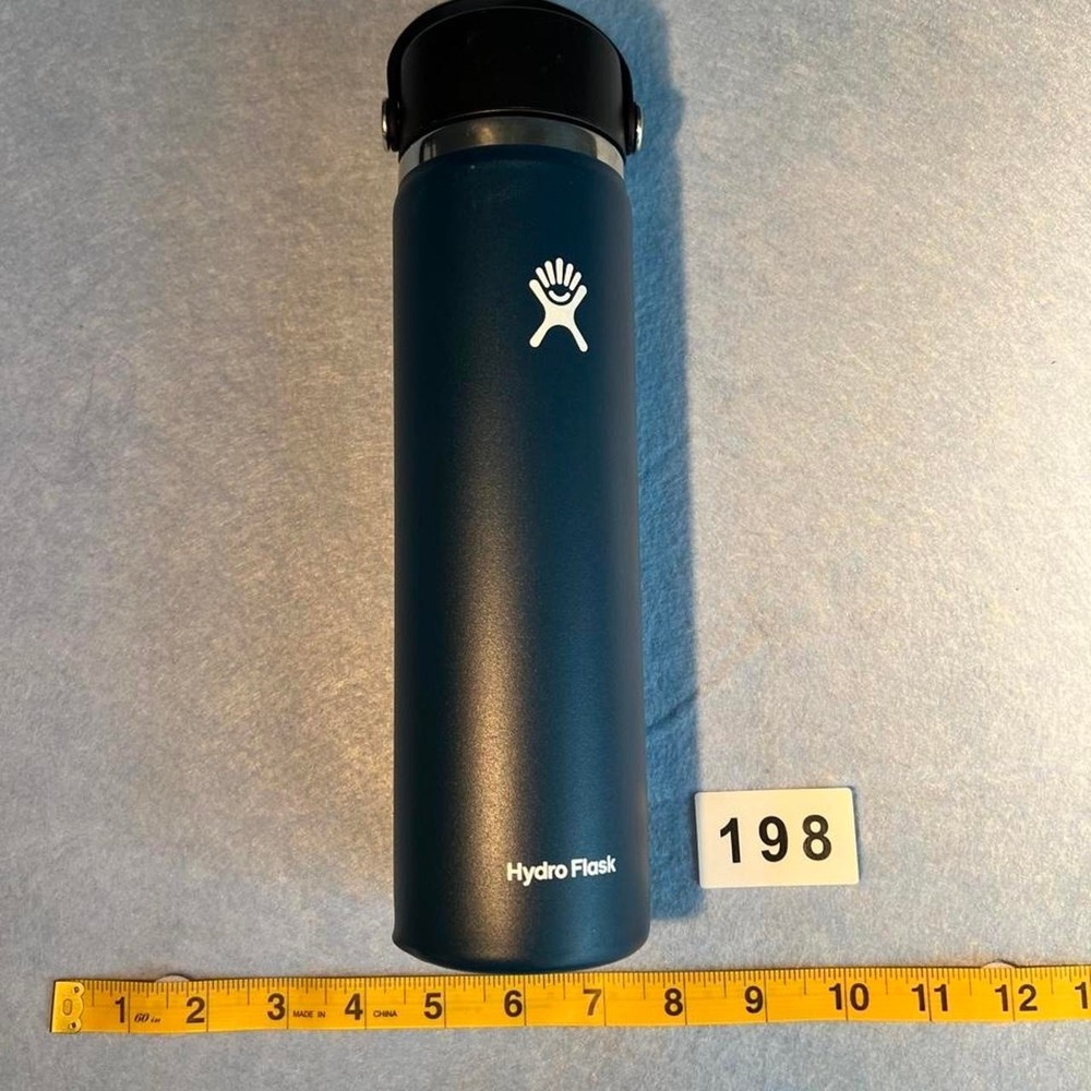 Hydro Flask 24 oz blue water bottle Great Condition